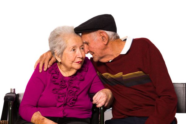 زوج متاهل مسن با ژست محبت آمیز در پس زمینه سفید
