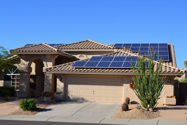 خانه ای به سبک مزرعه غربی با پنل های خورشیدی