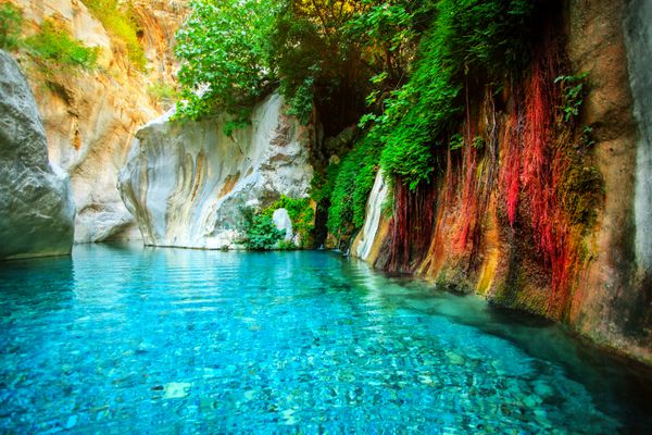 دریاچه فیروزه ای زیبا در ترکیه