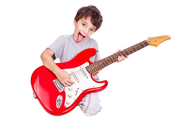 بچه خوب یک گیتار قرمز روی زمین با زبان بیرون کودک روی سفید جدا شده است
