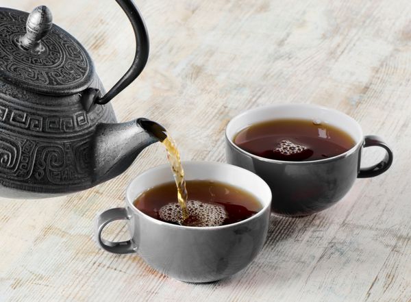 چای در فنجان چای ریخته می شود