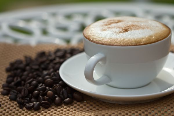 قهوه در یک فنجان سفید