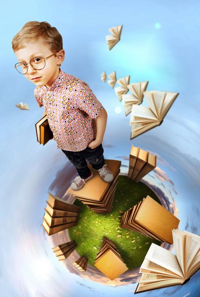 تصویر مفهومی آموزش و پرورش پسر باهوشی که روی پشته کتاب در سیاره سبز ایستاده است