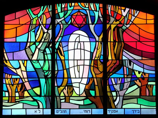 پنجره رنگی داخل کنیسه بزرگ 1982 در خیابان کینگ جورج در 21 دسامبر 2012 در یک نمازخانه بزرگ برای 2000 نفر دارد