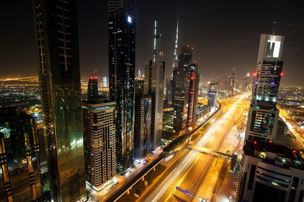 دبی امارات - 10 ژانویه نمایی از آسمان خراش های جاده شیخ زاید در دبی امارات متحده عربی در 10 ژانویه 2013 بیش از 25 آسمان خراش را می توانید در اینجا پیدا کنید