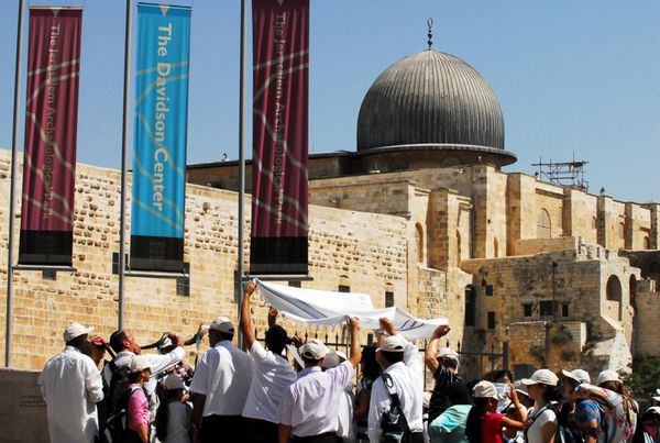یهودیان در 18 سپتامبر 2008 میتزوه را در زیر کوه معبد جشن می گیرند شهری مقدس برای سه دین اصلی یهودیت مسیحیت و اسلام است
