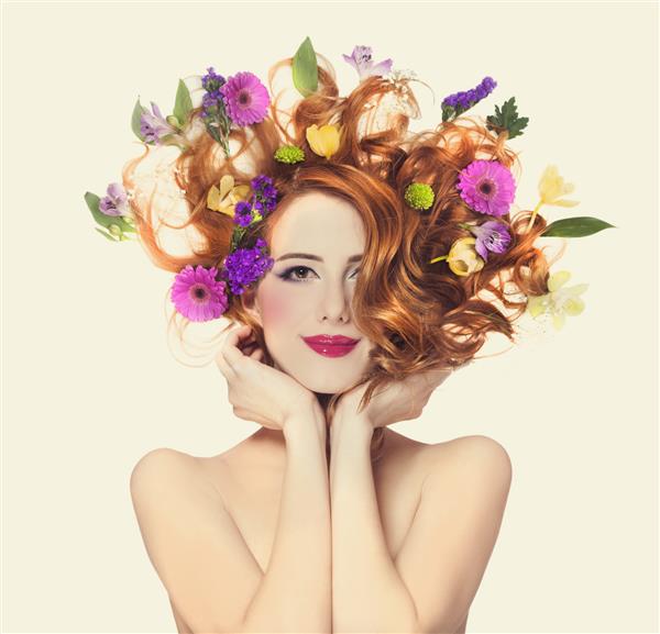 دختر مو قرمز زیبا با گلهای جدا شده