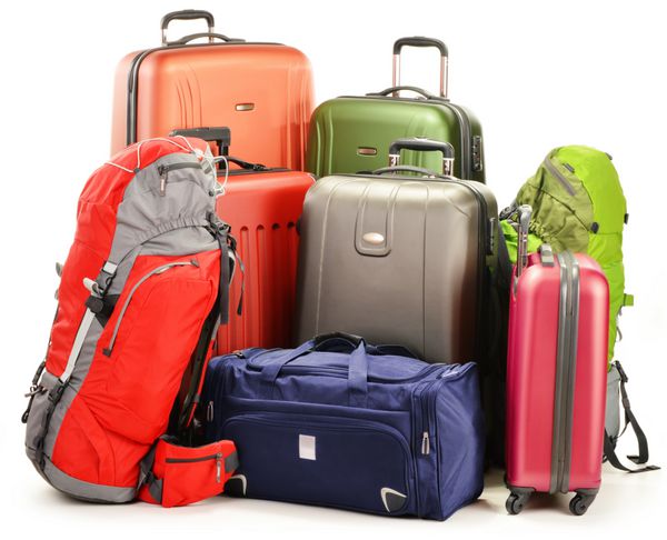 چمدان متشکل از کوله پشتی چمدان های بزرگ و کیف مسافرتی جدا شده روی سفید