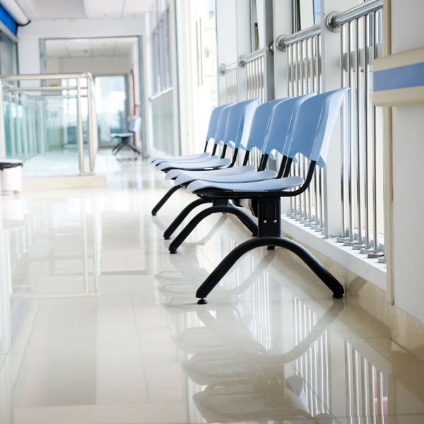 صندلی در راهرو بیمارستان فضای داخلی بیمارستان