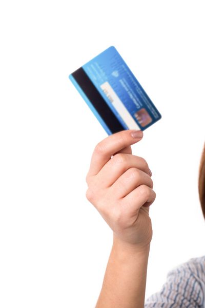 نمای نزدیک از دست زنی که کارت اعتباری را بالا گرفته است