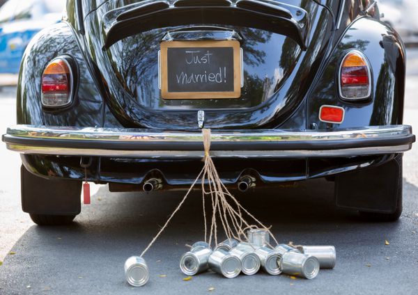 ماشین عروسی قدیمی با علامت تازه ازدواج و قوطی های متصل