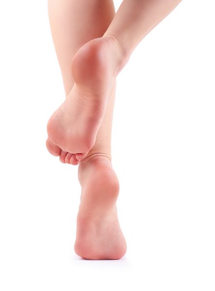 پاهای زن جدا شده در پس زمینه سفید