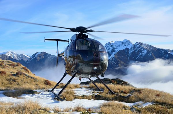 هلیکوپتر در انتظار شکارچیان در آلپ جنوبی جنوب غربی نیوزیلند