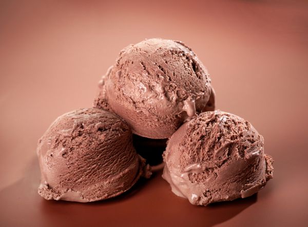 بستنی شکلاتی در زمینه قهوه ای