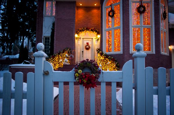 ورودی تعطیلات زیبا تزئین شده و برای کریسمس روشن شده است