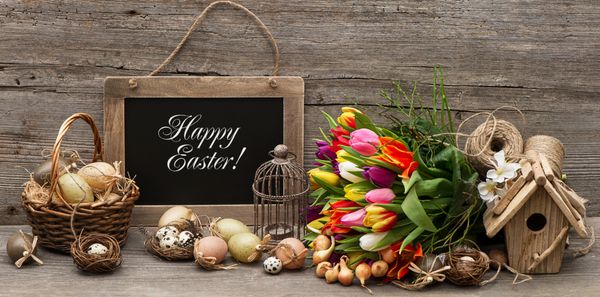 دکوراسیون عید پاک با تخم مرغ و گل لاله تخته سیاه با نمونه متن عید پاک مبارک