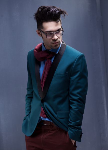 مدل مردانه شیک لباس پوشیده - ژاکت در مقابل دیوار
