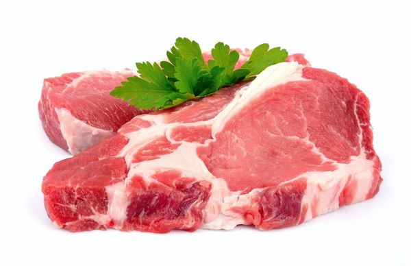 گوشت خام روی زمینه سفید