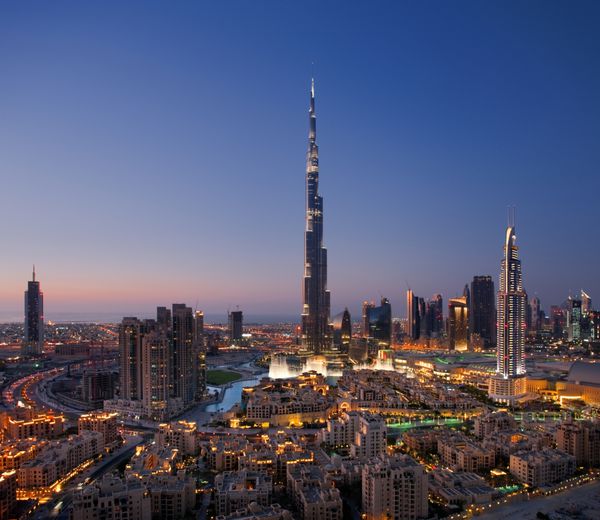 مرکز شهر دبی امارات - 15 اکتبر نمای افق مرکز شهر دبی که برج خلیفه و فواره دبی را در 15 اکتبر 2010 در دبی امارات نشان می دهد برج خلیفه بلندترین آسمان خراش جهان با 829 8 متر ارتفاع