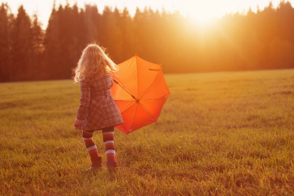 دختر بچه با چتر در فضای باز