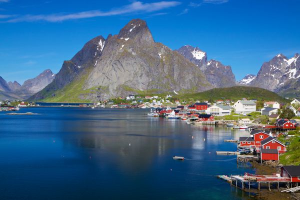 شهر خوش منظره رینه در کنار آبدره در جزایر لوفوتن در نروژ در روز آفتابی تابستان