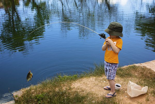 پسر بچه در حال گرفتن ماهی