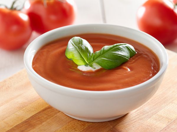 سوپ گوجه فرنگی با تزئین ریحان