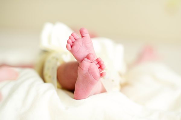 نمای نزدیک پاهای کوچک نوزاد
