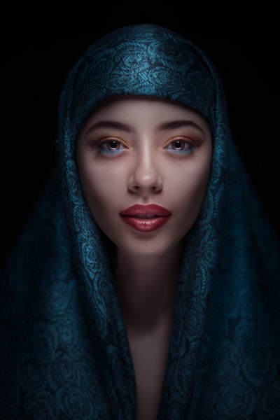 پرتره یک زن زیبا با آرایش عربی در پارانجا جدا شده در زمینه تیره