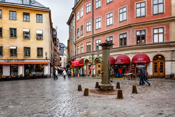 استکهلم - 13 آوریل نمای مربع jarntorget در 13 آوریل 2013 در استکهلم سوئد قنادی sundbergs در jarntorget به عنوان قدیمی ترین قنادی در استکهلم مشهور است