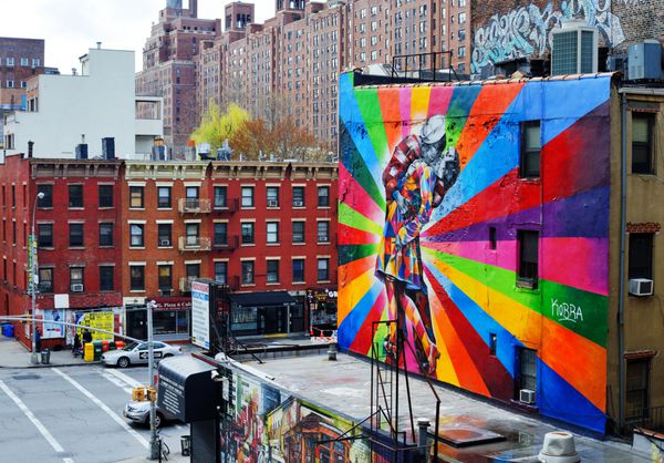 شهر نیویورک - 13 آوریل نقاشی دیواری توسط هنرمند برزیلی کوبرا 13 آوریل 2013 در نیویورک نیویورک نقاشی دیواری رنگارنگ بر اساس پوی آلفرد آیزنشتاد از روز vj در مربع زمان است