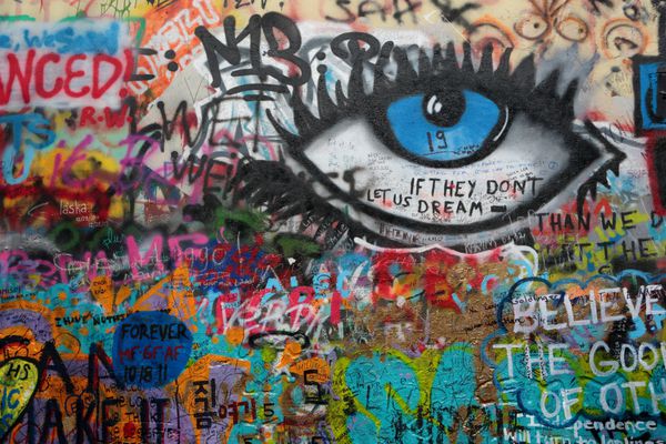 پراگ جمهوری چک - 23 آوریل دیوار لنون از دهه 1980 مملو از گرافیتی های الهام گرفته از جان لنون و قطعاتی از اشعار از آهنگ های بیتلز در 23 آوریل 2013 در پراگ جمهوری چک