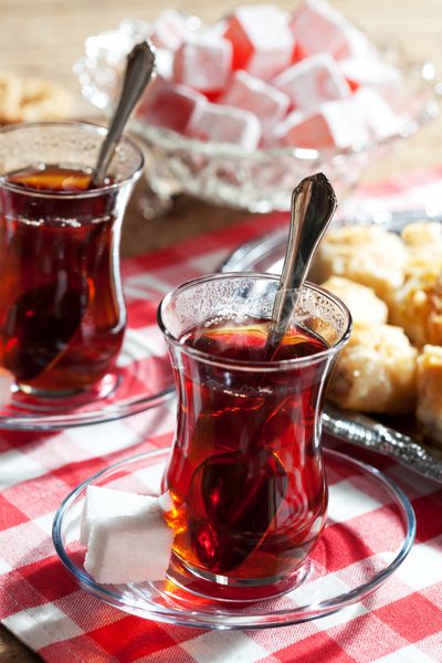 چای سنتی ترکی با شیرینی سنتی شرقی