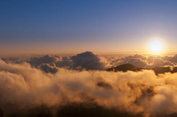 ابرها در طلوع خورشید بر فراز دهانه هالیکالا مائوئی هاوایی ایالات متحده آمریکا