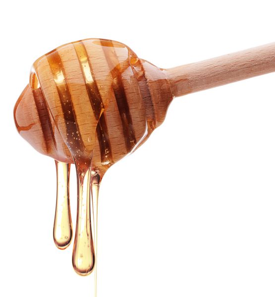 چکیدن عسل از دیپر چوبی عسل جدا شده روی بریدگی پس زمینه سفید