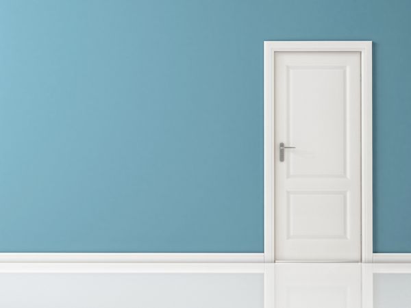 درب سفید بسته روی دیوار آبی کف بازتابنده