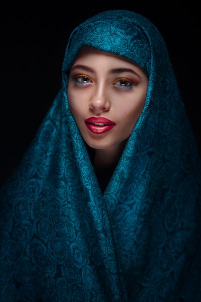 پرتره یک زن زیبا با آرایش عربی در پارانجا جدا شده در زمینه تیره
