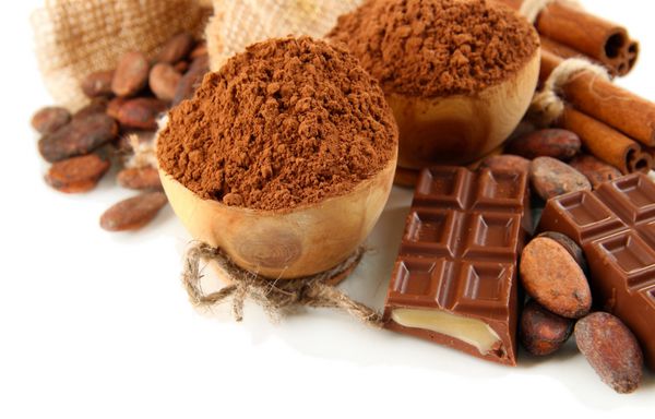 ترکیب شیرینی شکلاتی کاکائو و ادویه جات جدا شده بر روی سفید