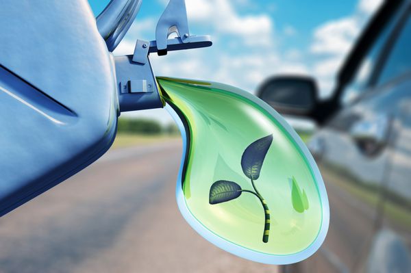 سوخت زیستی قوطی با یک قطره بنزین و یک گیاه در آن مفهوم سوخت غیر آلاینده