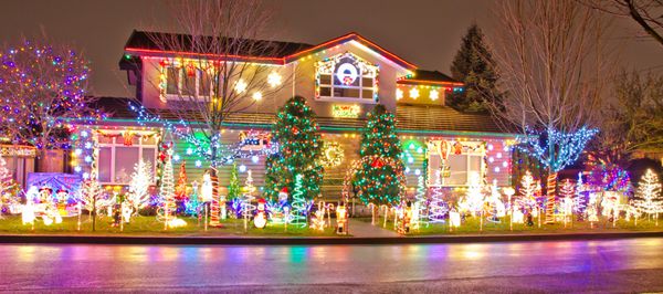 خانه تزئین شده و نورپردازی شده برای کریسمس و شب سال نو در شب در ونکوور کانادا