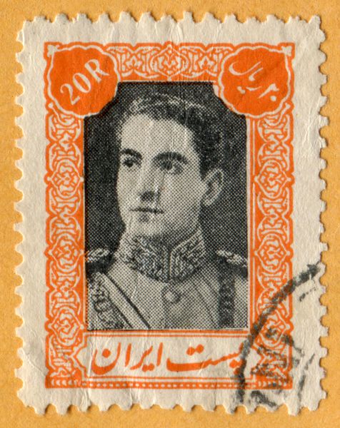 ایران - حدود 1939 تمبر چاپ شده در ایران پرتره محمدرضا شاه پهلوی را نشان می دهد کاتالوگ اسکات 903 a69 20r نارنجی و مشکی حدوداً 1939