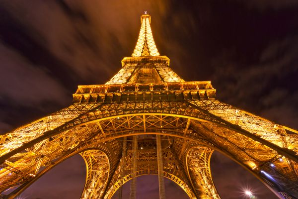 پاریس - 05 دسامبر برج ایفل در شب در 05 دسامبر 2012 در پاریس روشن شد برج ایفل با حدود 6 میلیون بازدید کننده در سال پربازدیدترین بنای تاریخی فرانسه است