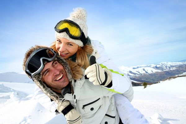 اسکی باز در کوه با همسرش
