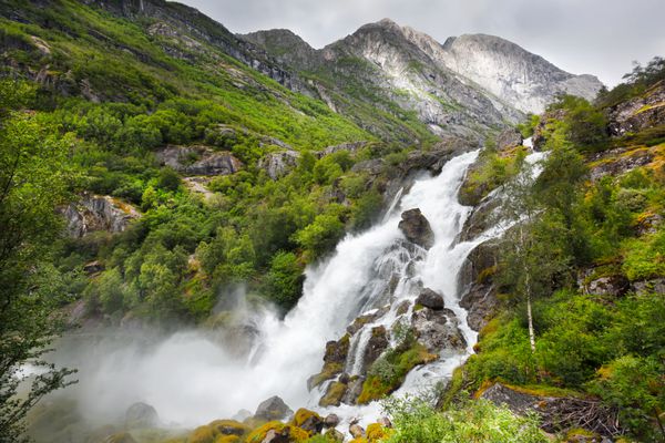 در کوه های نروژ در هوای بارانی می افتد