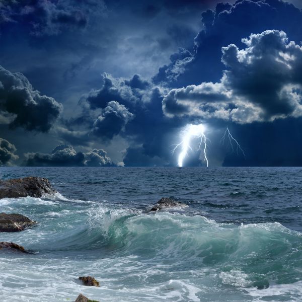 پس زمینه طبیعت دراماتیک - رعد و برق در آسمان تاریک دریای طوفانی