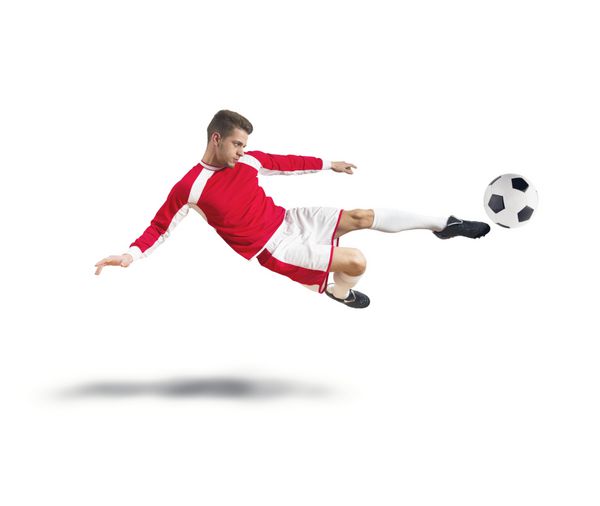 یک فوتبالیست جوان در زمینه سفید بازی می کند
