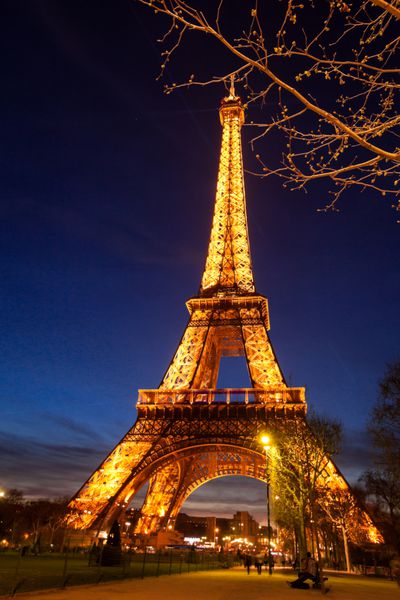 پاریس فرانسه - 17 آوریل نورپردازی عصرانه برج ایفل در 17 آوریل 2013 در پاریس فرانسه برج ایفل پربازدیدترین بنای تاریخی فرانسه است
