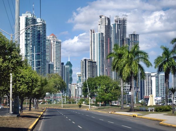 شهر مدرن با آسمان خراش های بلند و جاده خالی - شهر پاناما
