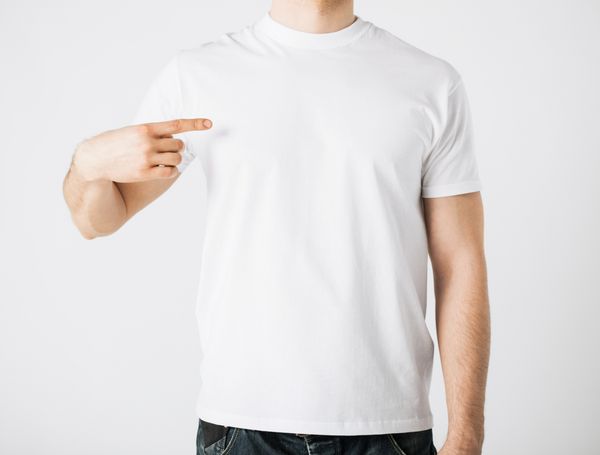نمای نزدیک مردی با تی شرت خالی که به خودش اشاره می کند
