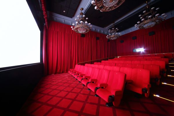 مسکو - 4 سپتامبر سالن بزرگ سینما در آدامس در 4 سپتامبر 2012 در مسکو روسیه سالن بزرگ و راحت سینما در آدامس دارای 70 صندلی است